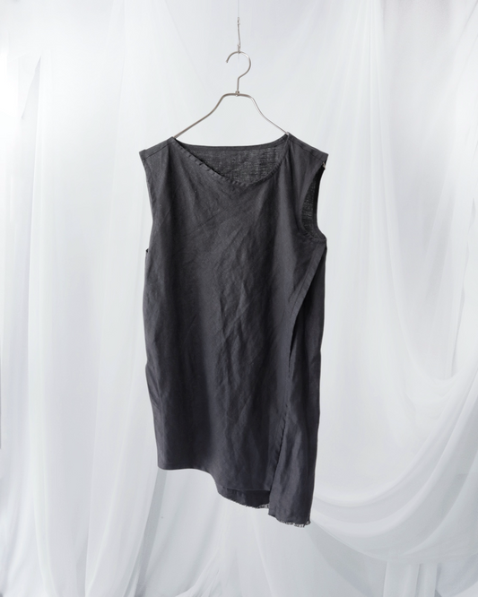 sleeveless slit shirt